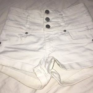 white shorts high rise